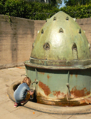 Der alte Schalheimer Sauerbrunnen, kupferne Haube von 1929